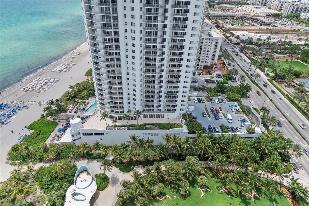 For Sale: $2,990,000 (2 beds, 2 baths, 2300 Square Feet)