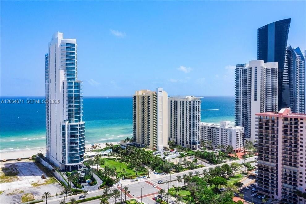 For Sale: $2,990,000 (2 beds, 2 baths, 2300 Square Feet)