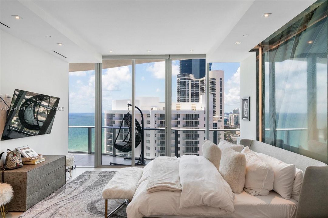 For Sale: $2,990,000 (2 beds, 2 baths, 2300 Square Feet)