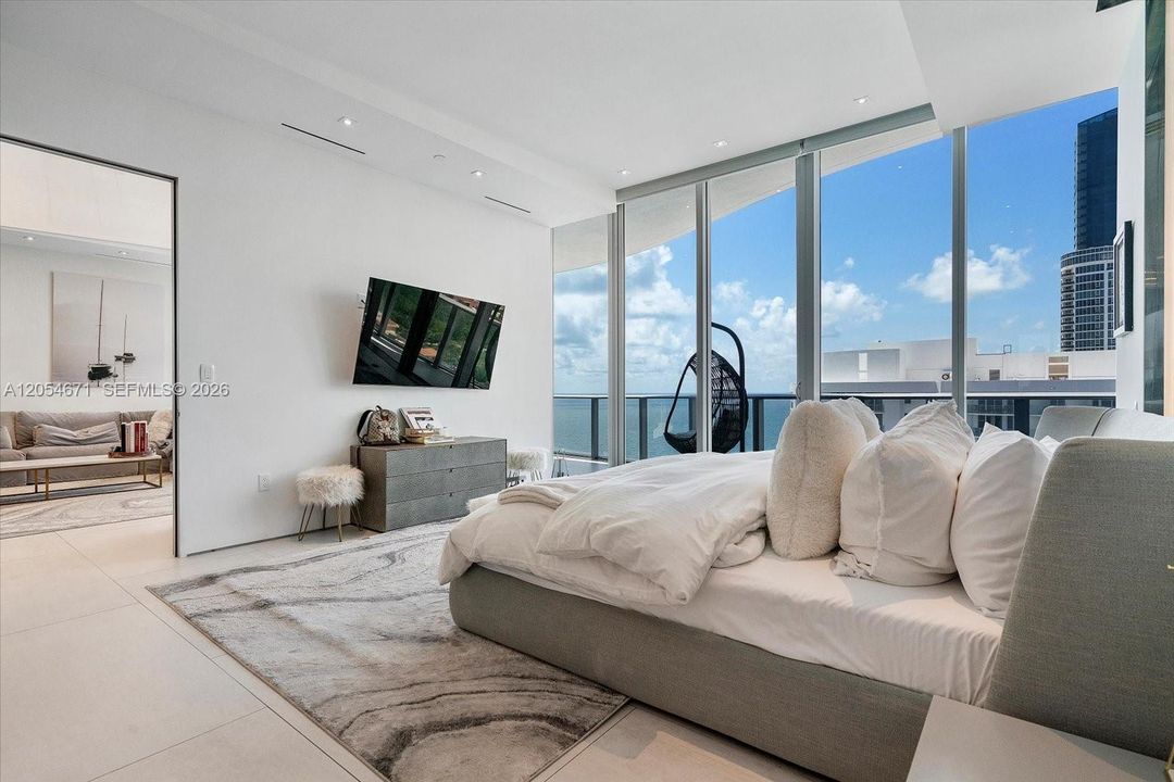 For Sale: $2,990,000 (2 beds, 2 baths, 2300 Square Feet)