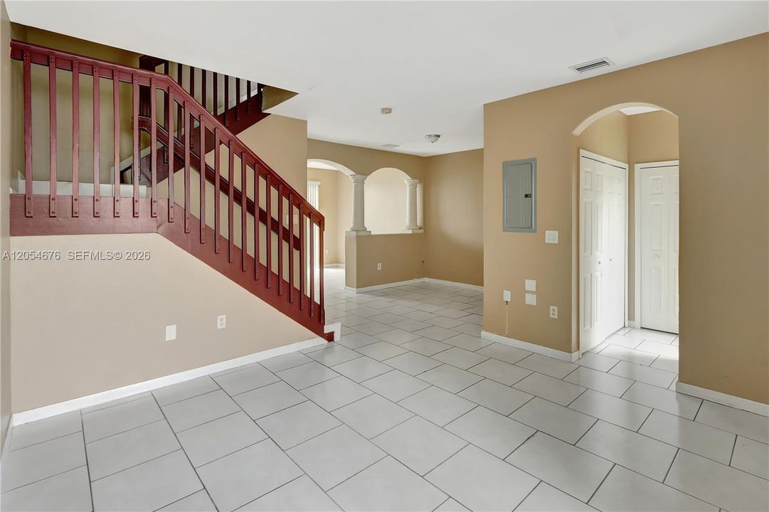 For Sale: $225,000 (3 beds, 3 baths, 1302 Square Feet)