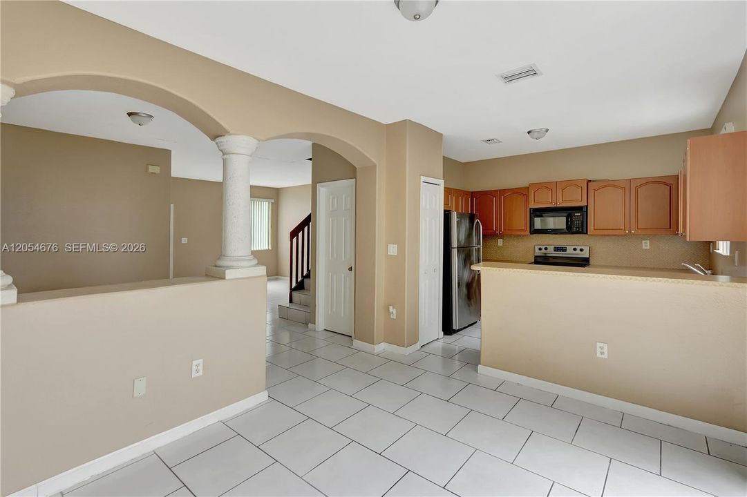 For Sale: $225,000 (3 beds, 3 baths, 1302 Square Feet)