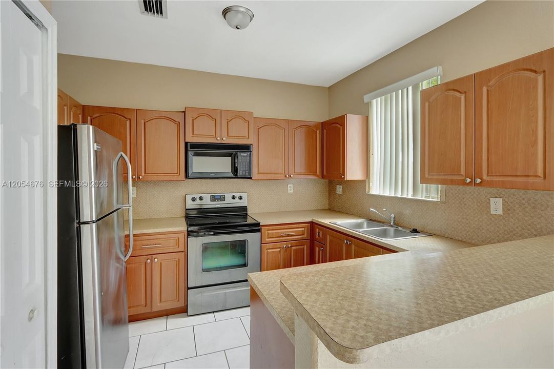 For Sale: $225,000 (3 beds, 3 baths, 1302 Square Feet)