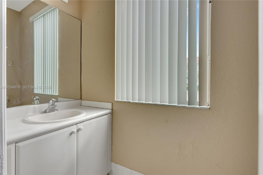For Sale: $225,000 (3 beds, 3 baths, 1302 Square Feet)