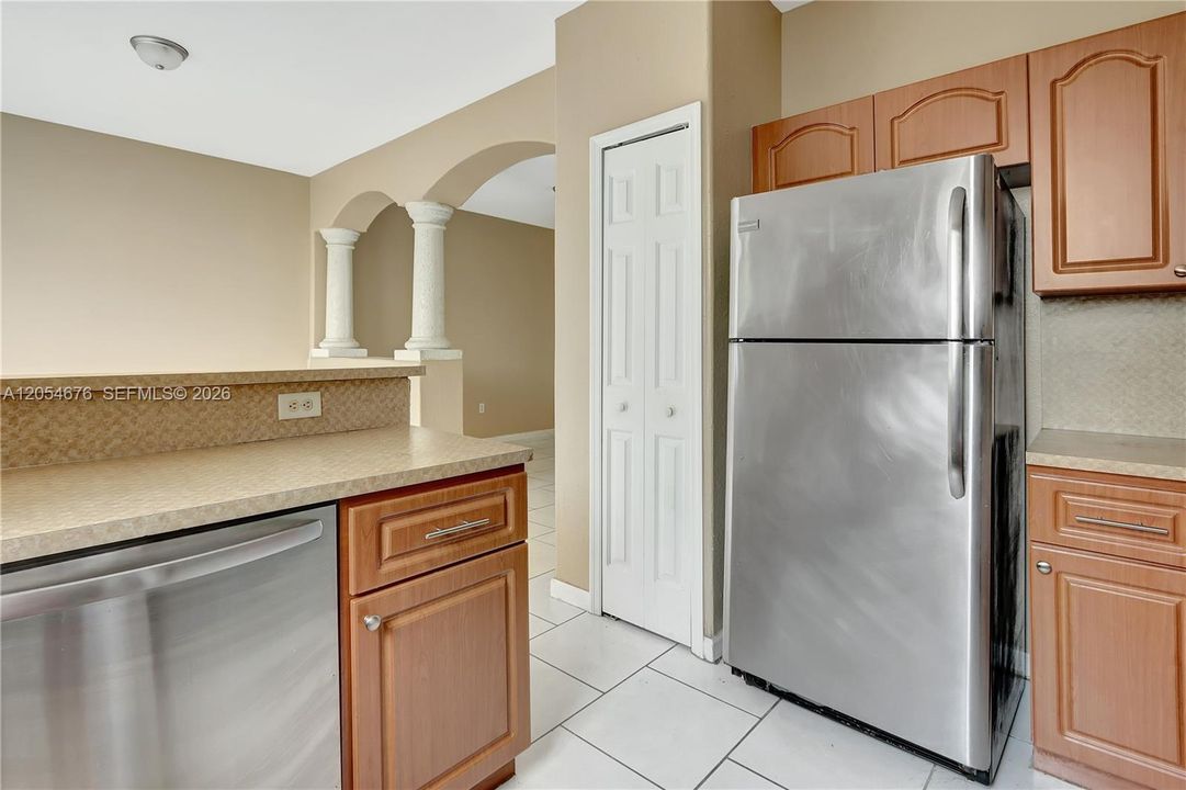 For Sale: $225,000 (3 beds, 3 baths, 1302 Square Feet)