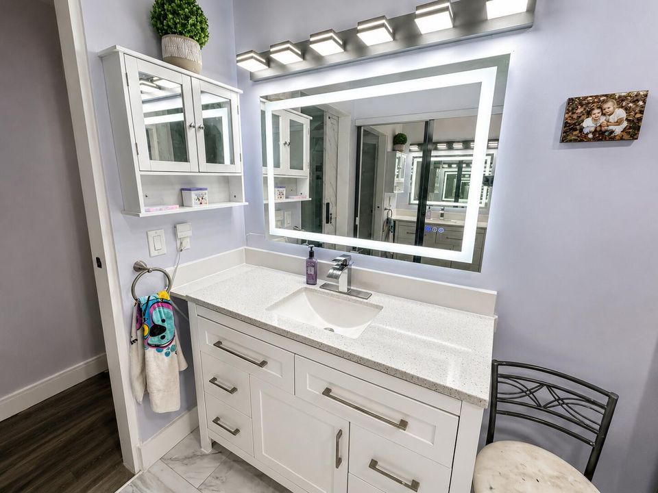 6995 Guest Bathroom : :2