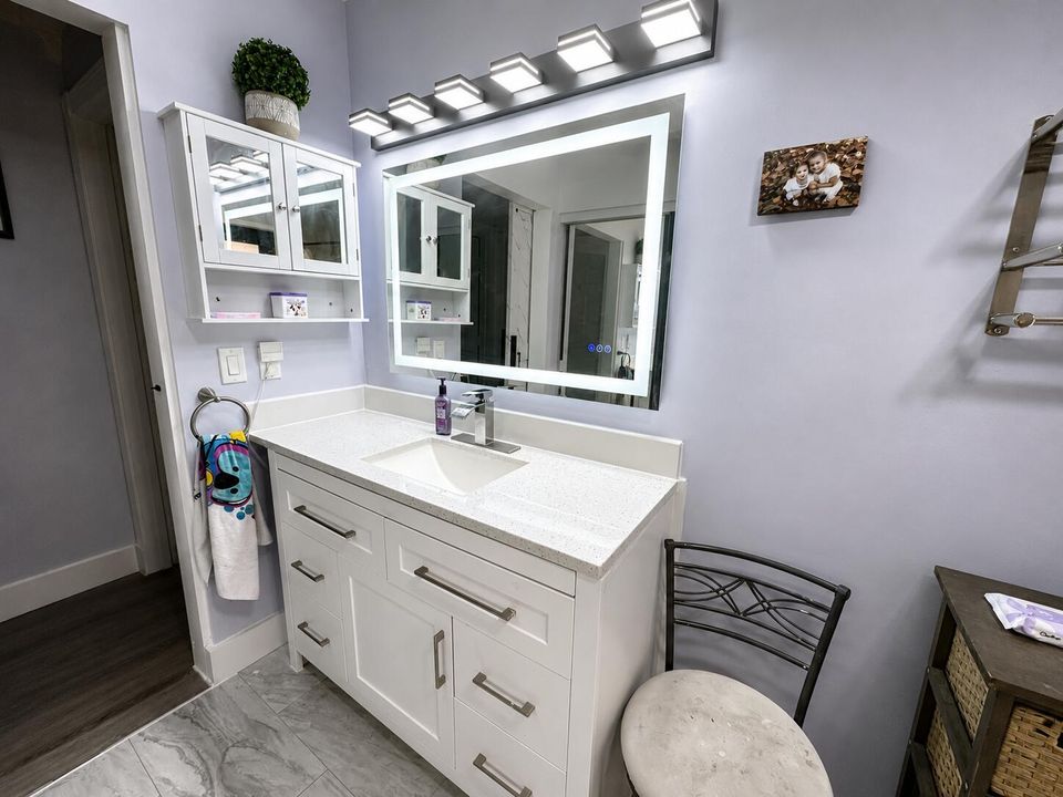 6995 Guest Bathroom : :1