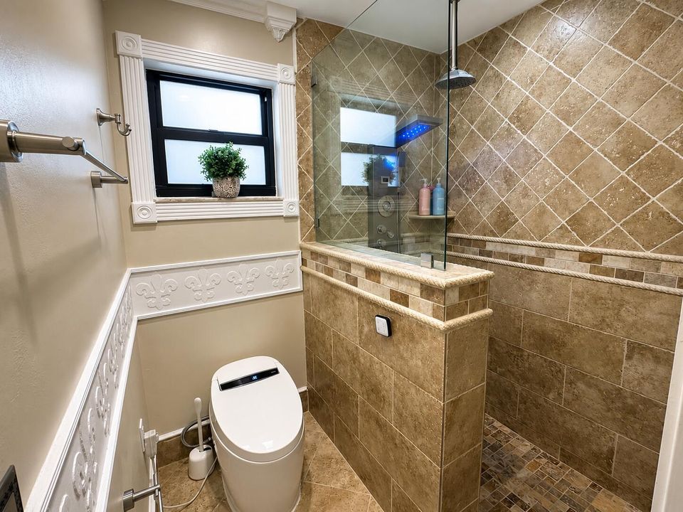 6995 Main Bathroom4