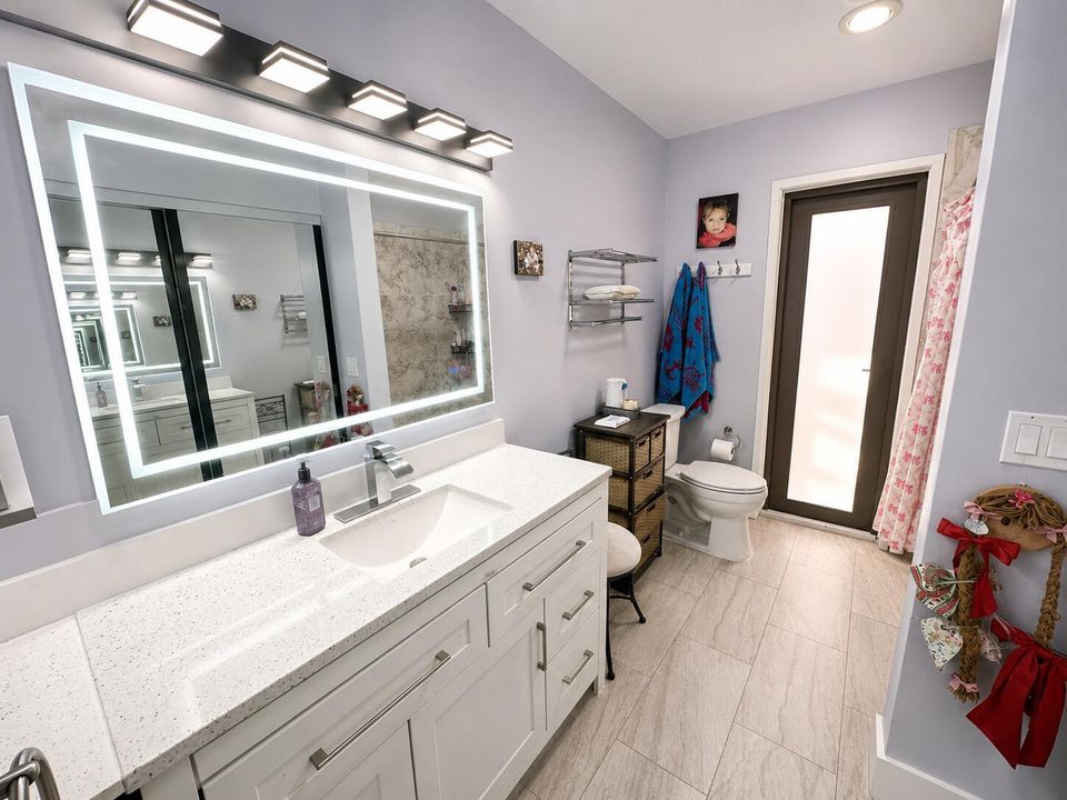 6995 Guest Bathroom : :7
