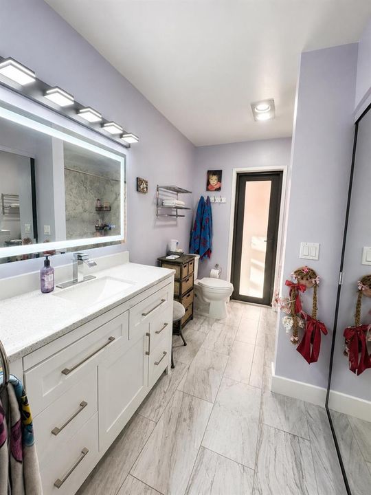 6995 Guest Bathroom : :8