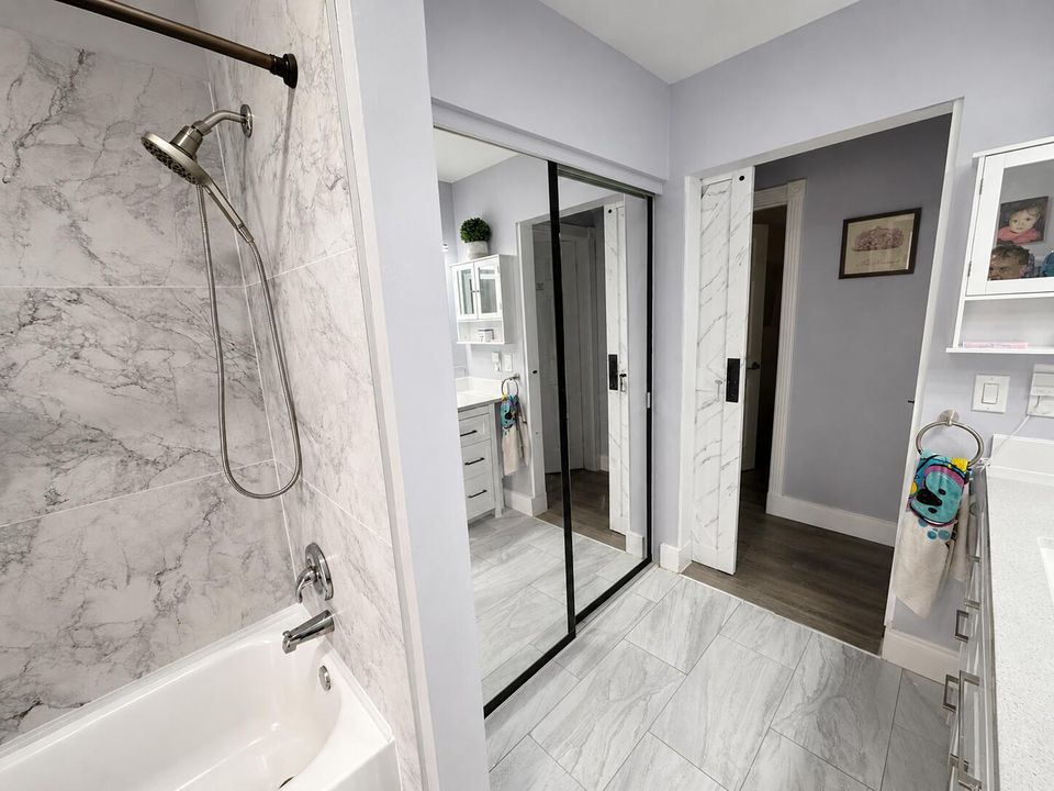 6995 Guest Bathroom : :3