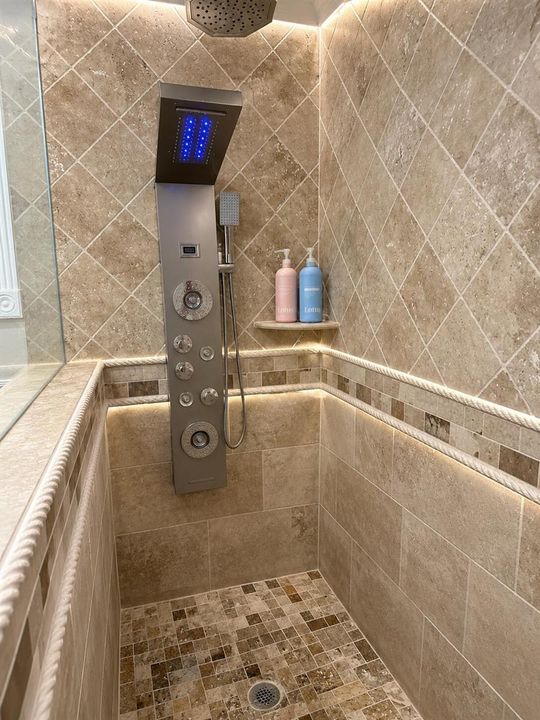 6995 Main Bathroom11
