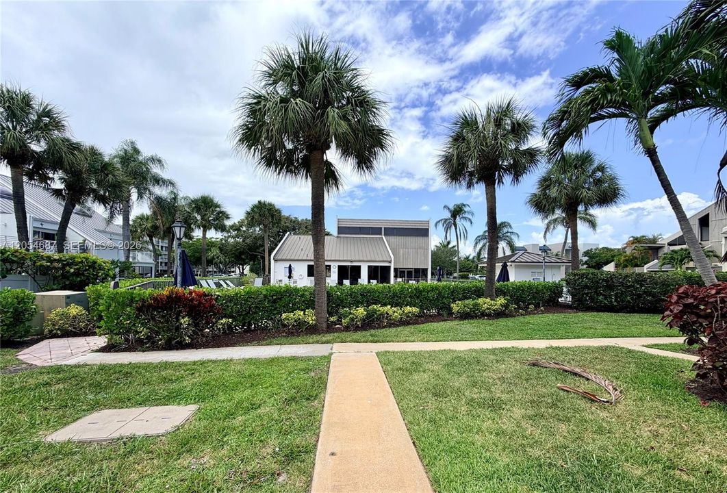 For Sale: $325,000 (1 beds, 1 baths, 740 Square Feet)