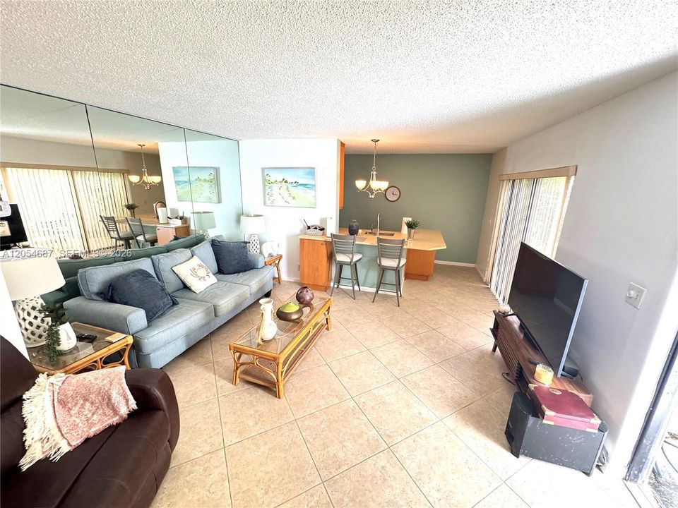 For Sale: $325,000 (1 beds, 1 baths, 740 Square Feet)