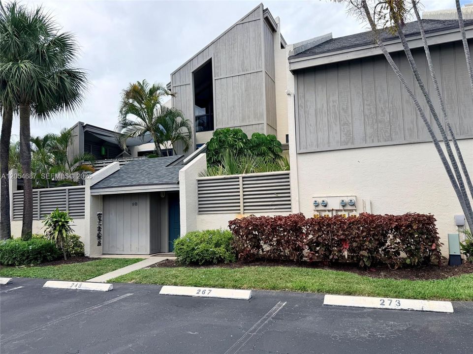 For Sale: $325,000 (1 beds, 1 baths, 740 Square Feet)