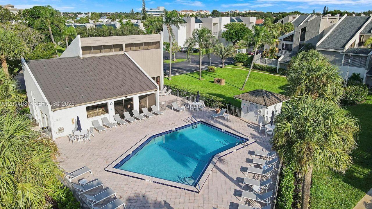 For Sale: $325,000 (1 beds, 1 baths, 740 Square Feet)