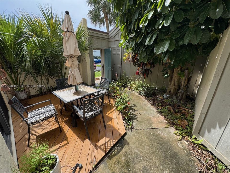 For Sale: $325,000 (1 beds, 1 baths, 740 Square Feet)