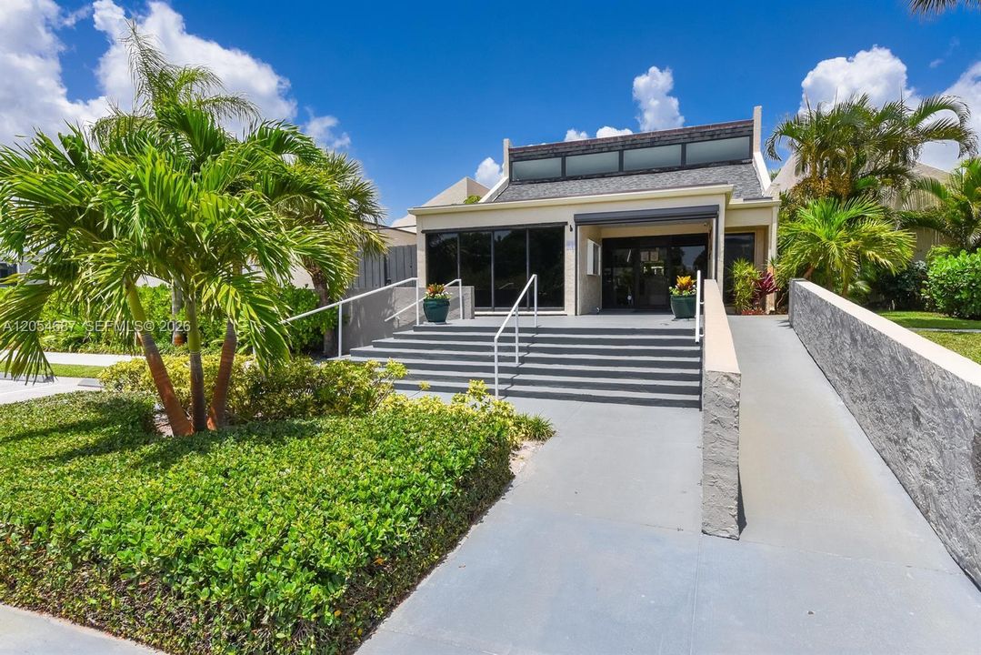 For Sale: $325,000 (1 beds, 1 baths, 740 Square Feet)