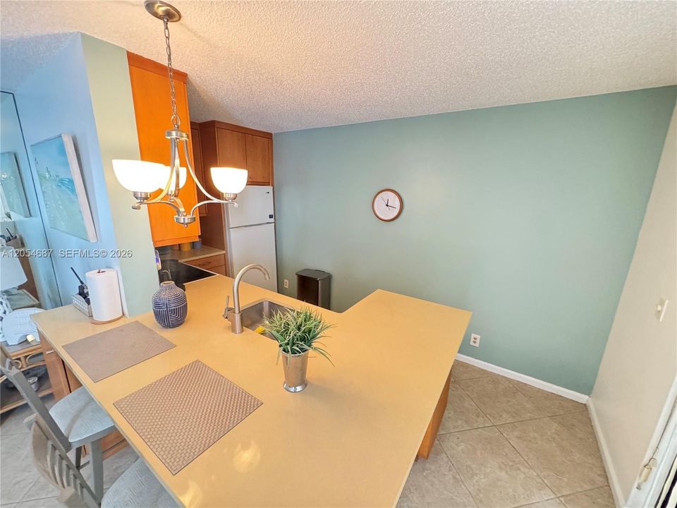For Sale: $325,000 (1 beds, 1 baths, 740 Square Feet)