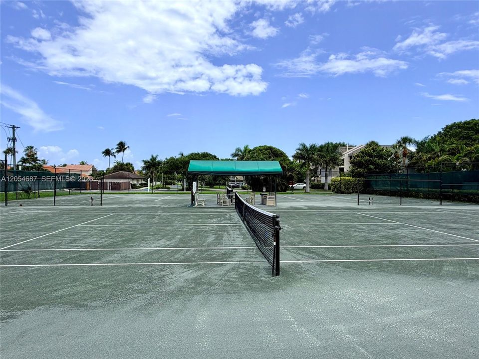 For Sale: $325,000 (1 beds, 1 baths, 740 Square Feet)