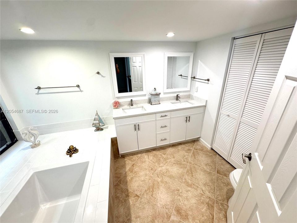 For Sale: $325,000 (1 beds, 1 baths, 740 Square Feet)