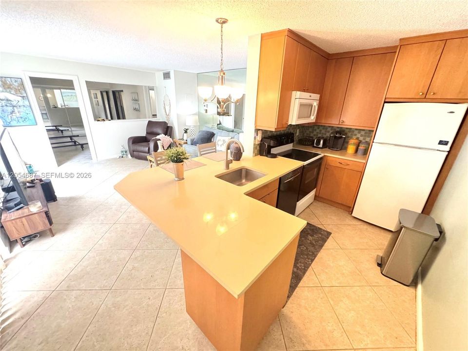 For Sale: $325,000 (1 beds, 1 baths, 740 Square Feet)