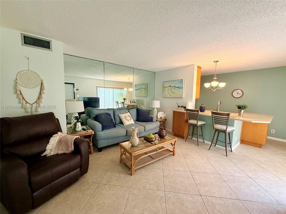 For Sale: $325,000 (1 beds, 1 baths, 740 Square Feet)