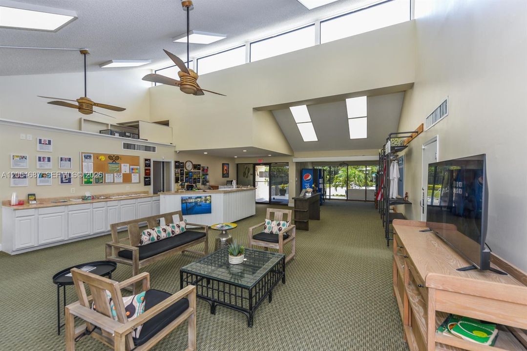 For Sale: $325,000 (1 beds, 1 baths, 740 Square Feet)