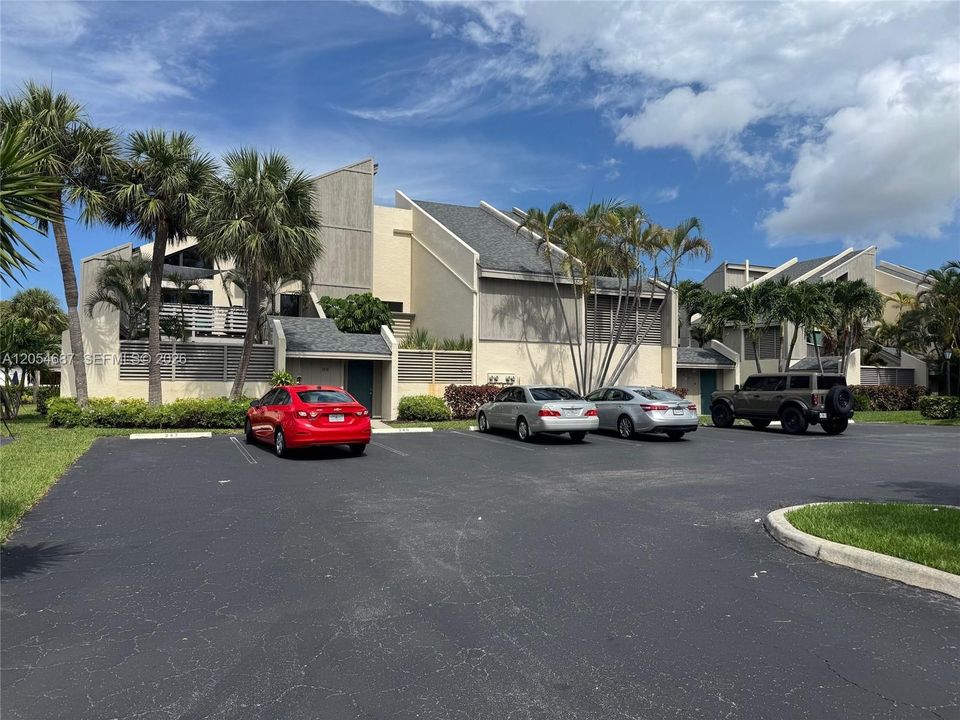 For Sale: $325,000 (1 beds, 1 baths, 740 Square Feet)