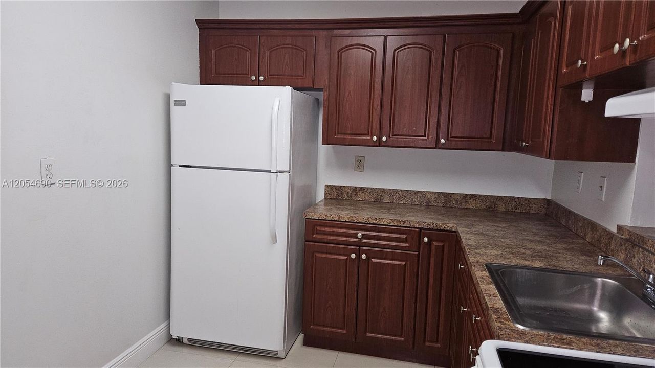 For Rent: $1,900 (1 beds, 1 baths, 756 Square Feet)