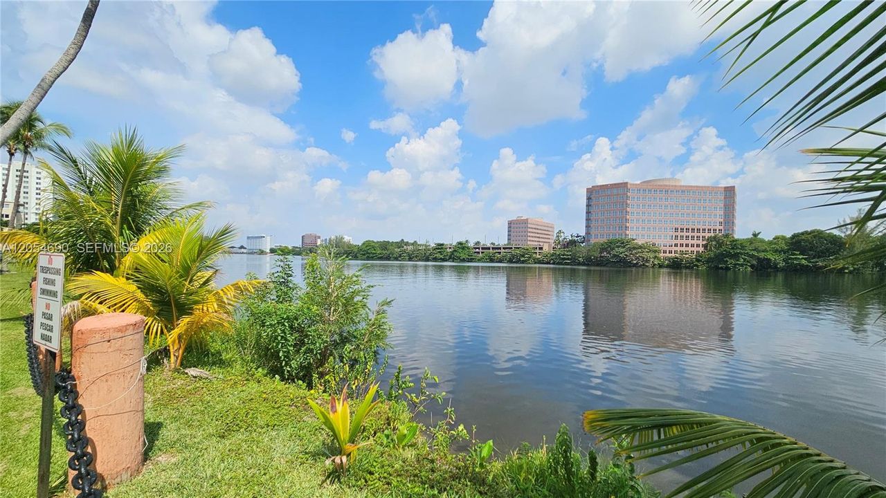 For Rent: $1,900 (1 beds, 1 baths, 756 Square Feet)