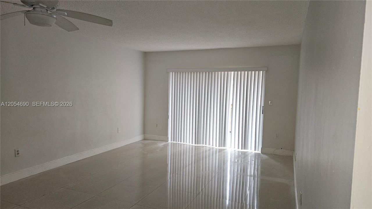 For Rent: $1,900 (1 beds, 1 baths, 756 Square Feet)