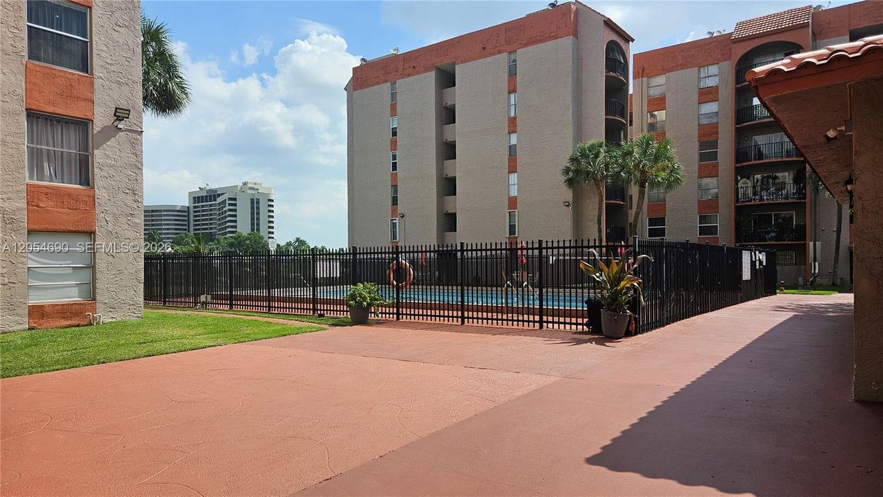For Rent: $1,900 (1 beds, 1 baths, 756 Square Feet)