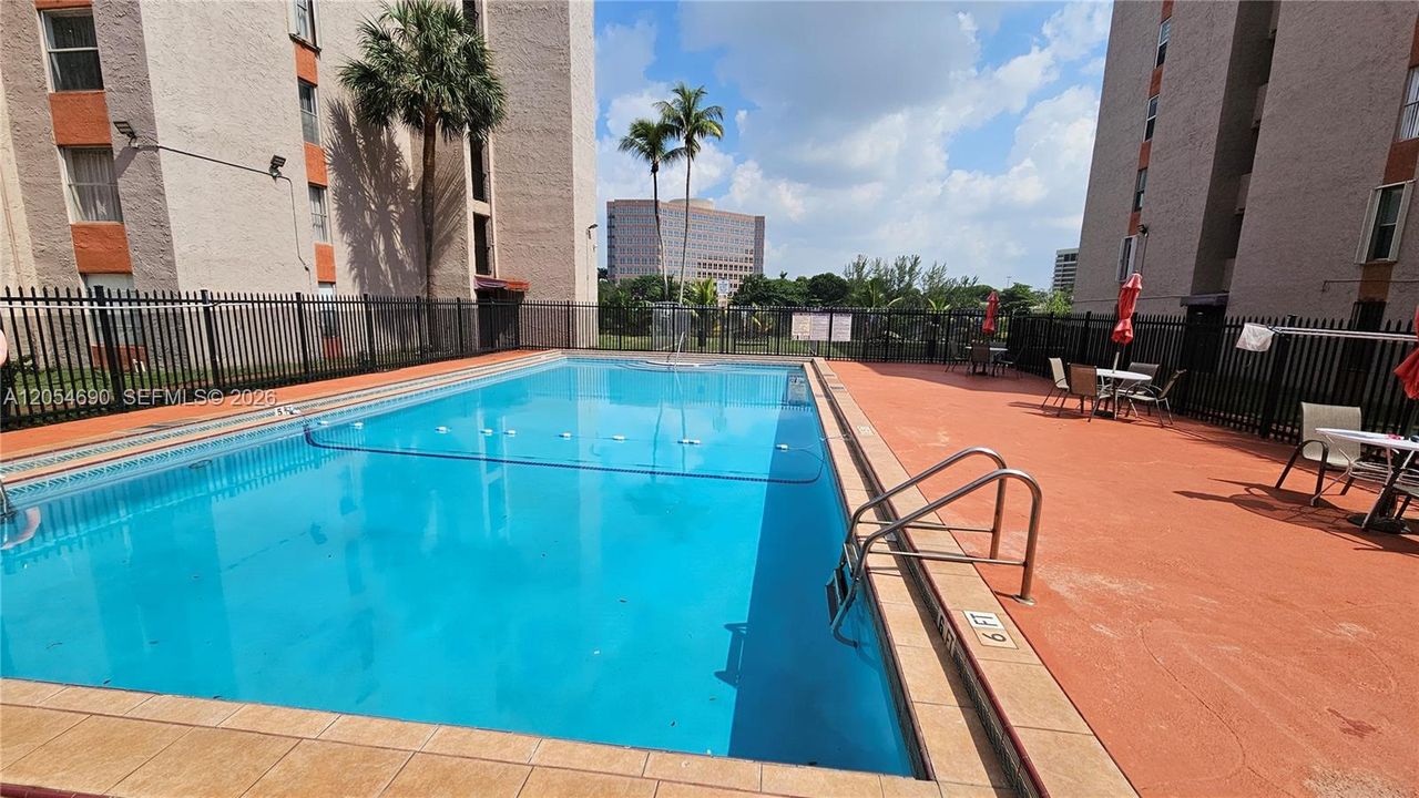 For Rent: $1,900 (1 beds, 1 baths, 756 Square Feet)