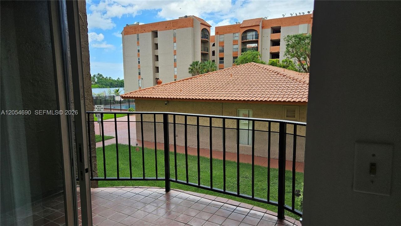 For Rent: $1,900 (1 beds, 1 baths, 756 Square Feet)