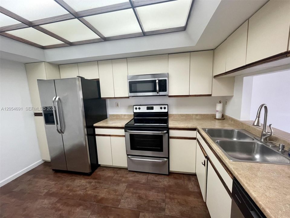В аренду: $2,750 (1 спален, 1 ванн, 836 Квадратных фут)
