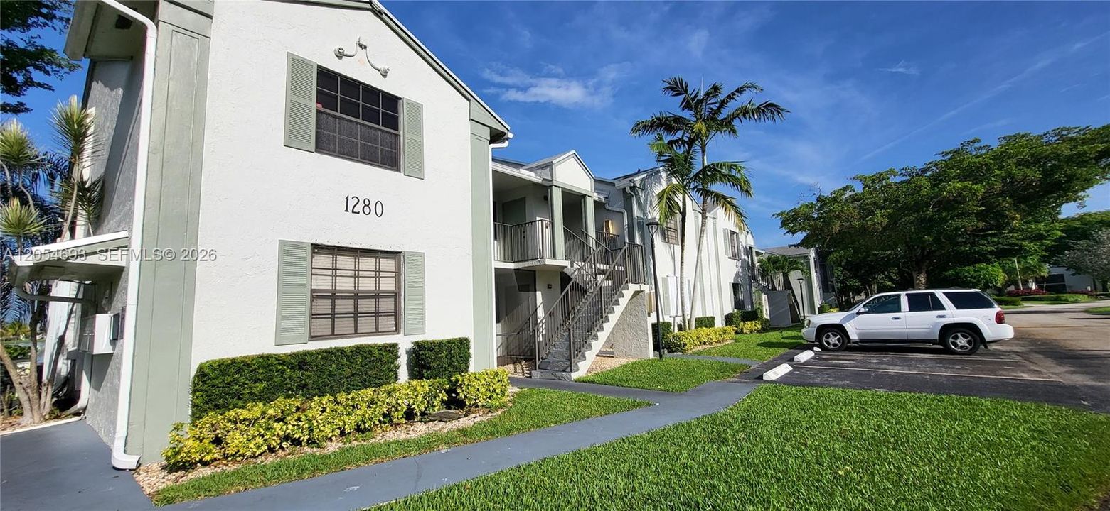 For Sale: $185,000 (1 beds, 1 baths, 685 Square Feet)