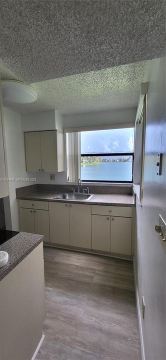 For Sale: $185,000 (1 beds, 1 baths, 685 Square Feet)