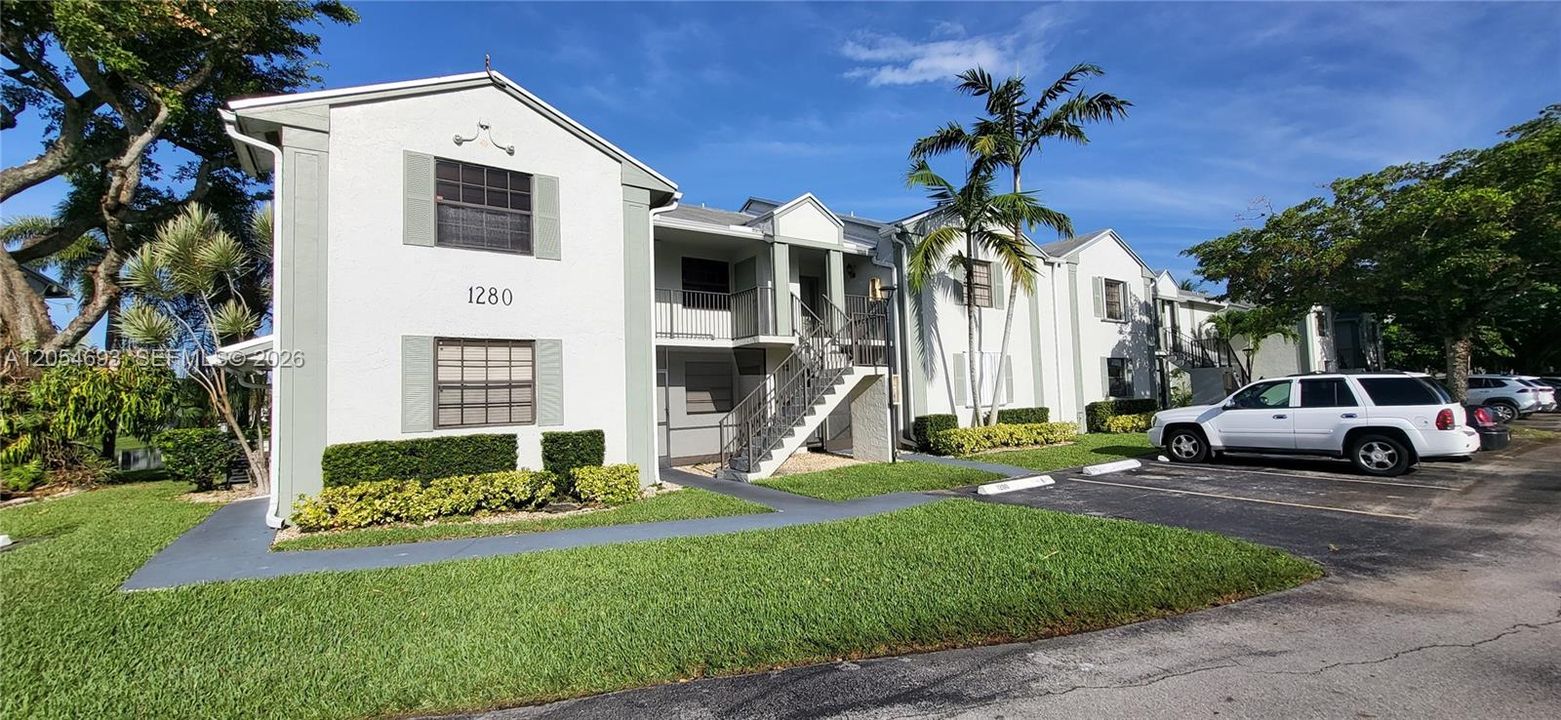 For Sale: $185,000 (1 beds, 1 baths, 685 Square Feet)
