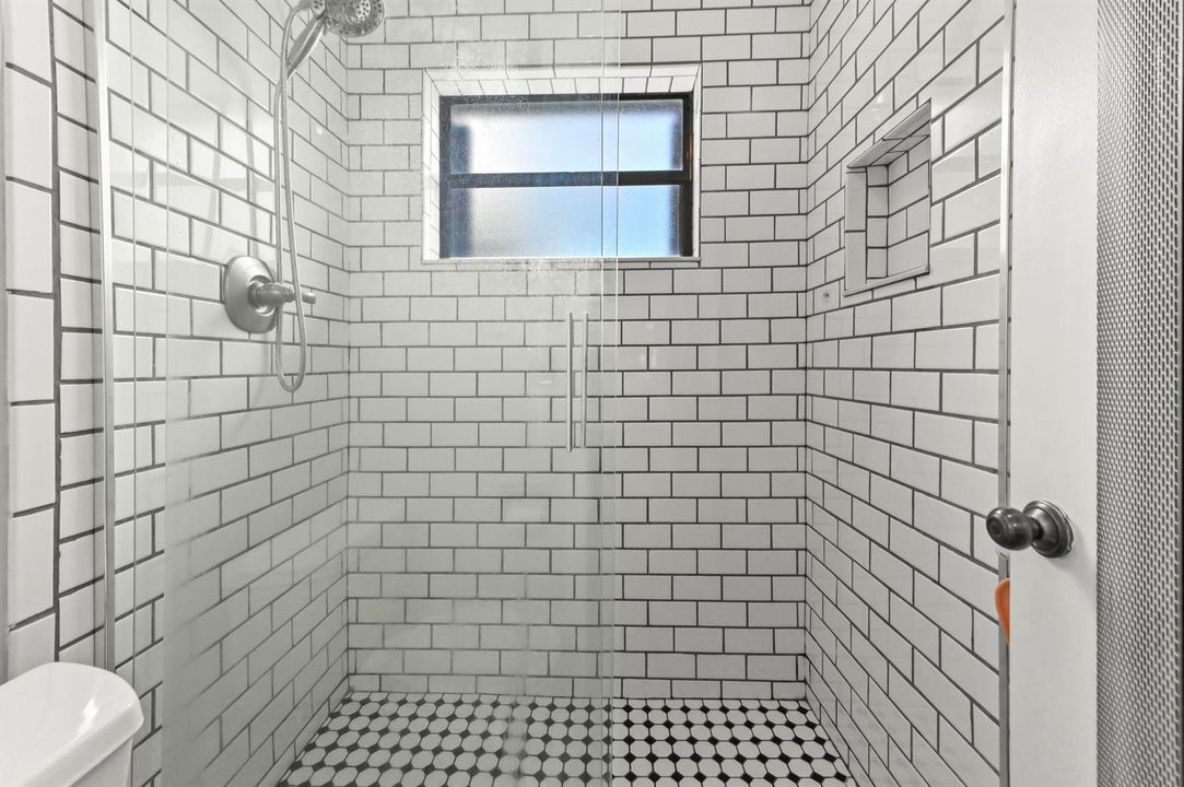 19 Bathroom 02