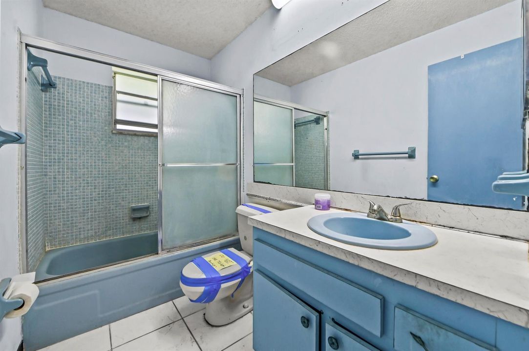 13 Bathroom 01