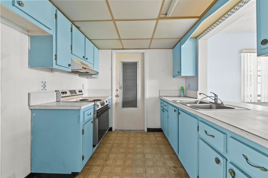 10 Kitchen 01