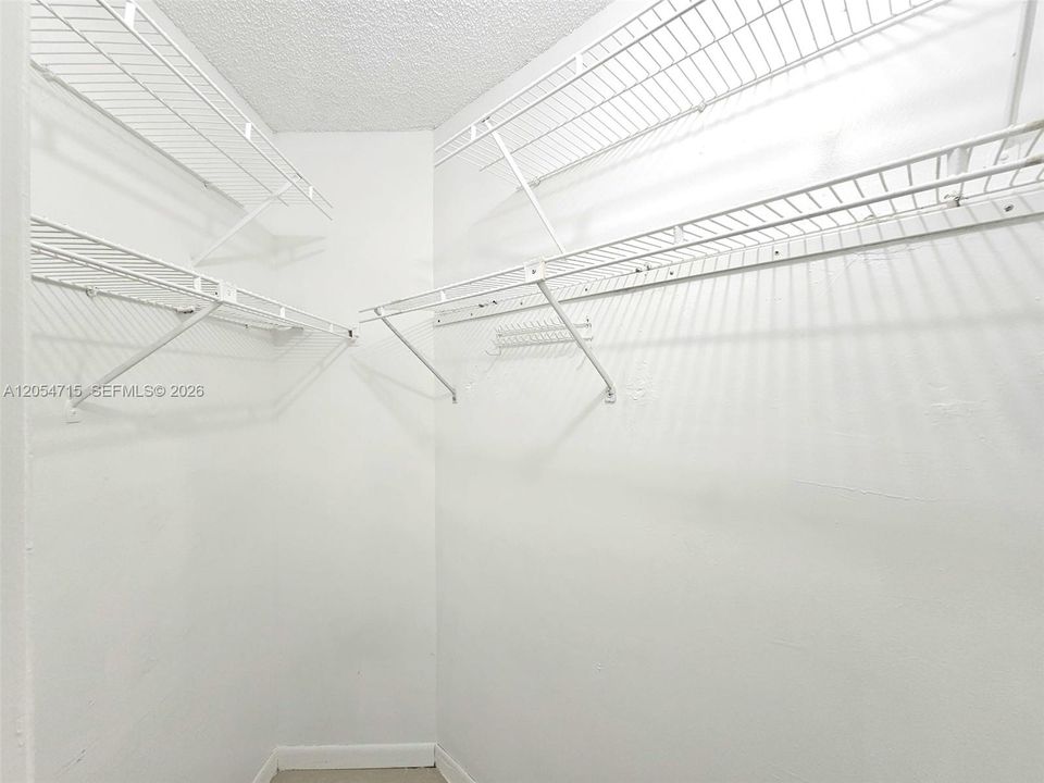 For Rent: $1,800 (2 beds, 2 baths, 890 Square Feet)