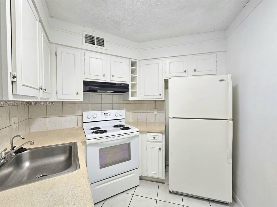 For Rent: $1,800 (2 beds, 2 baths, 890 Square Feet)
