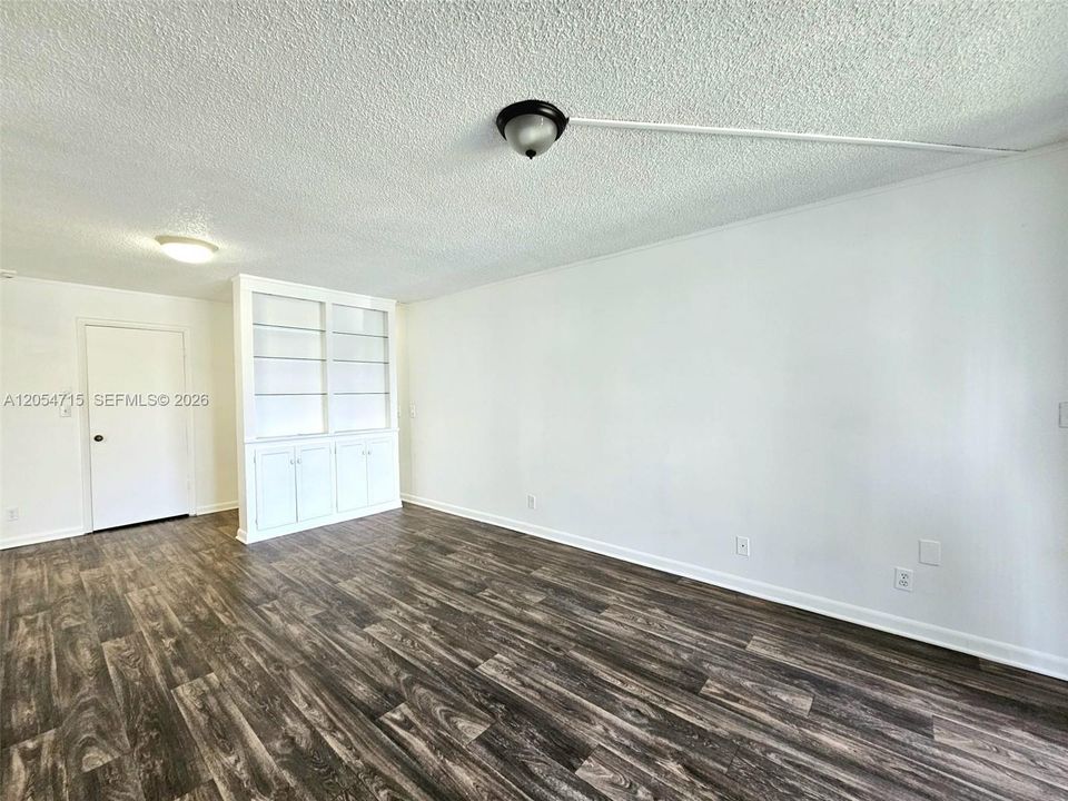 For Rent: $1,800 (2 beds, 2 baths, 890 Square Feet)