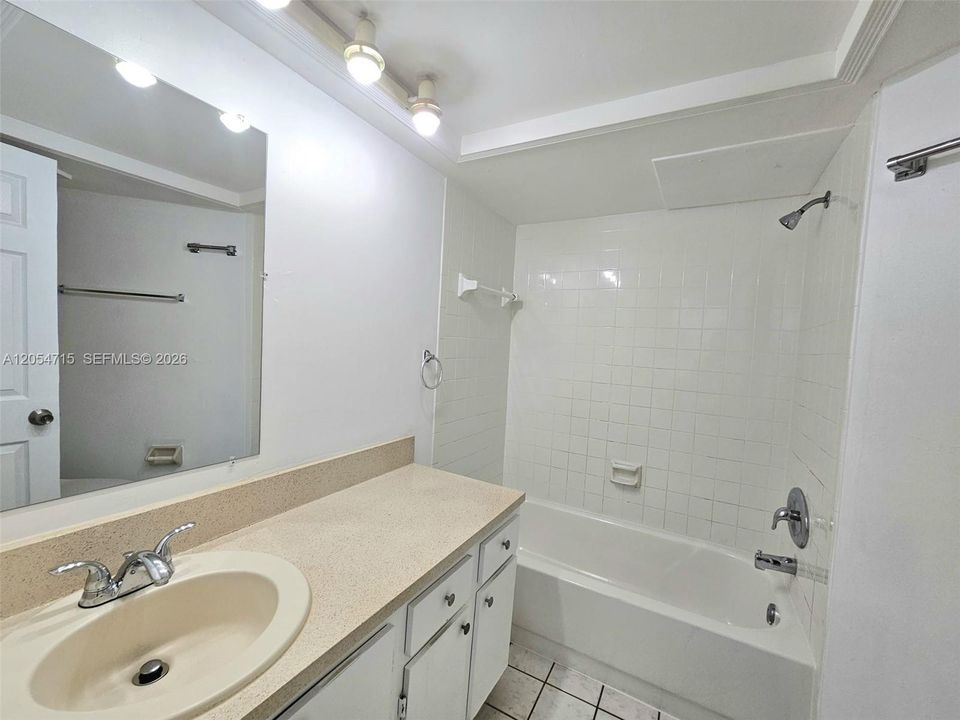 For Rent: $1,800 (2 beds, 2 baths, 890 Square Feet)