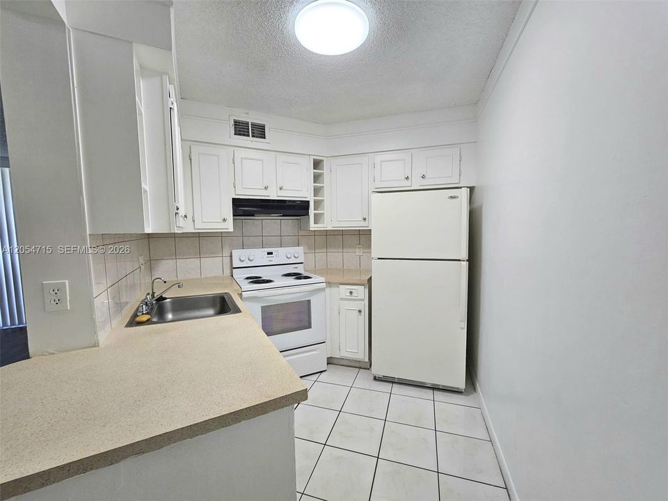 For Rent: $1,800 (2 beds, 2 baths, 890 Square Feet)