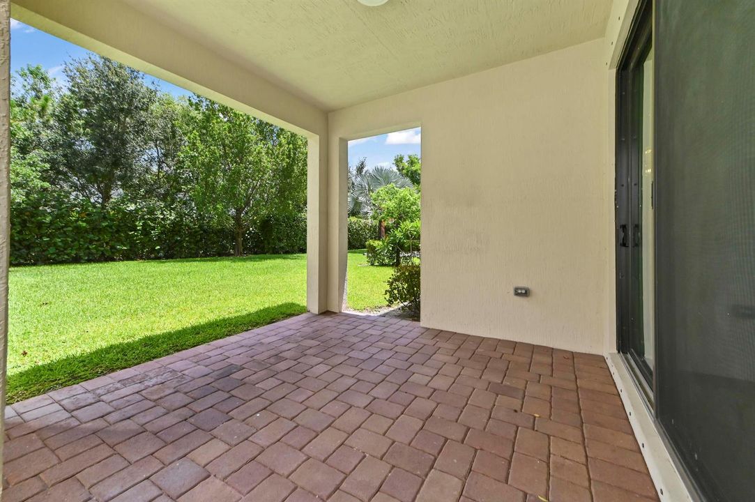 33 Patio 01