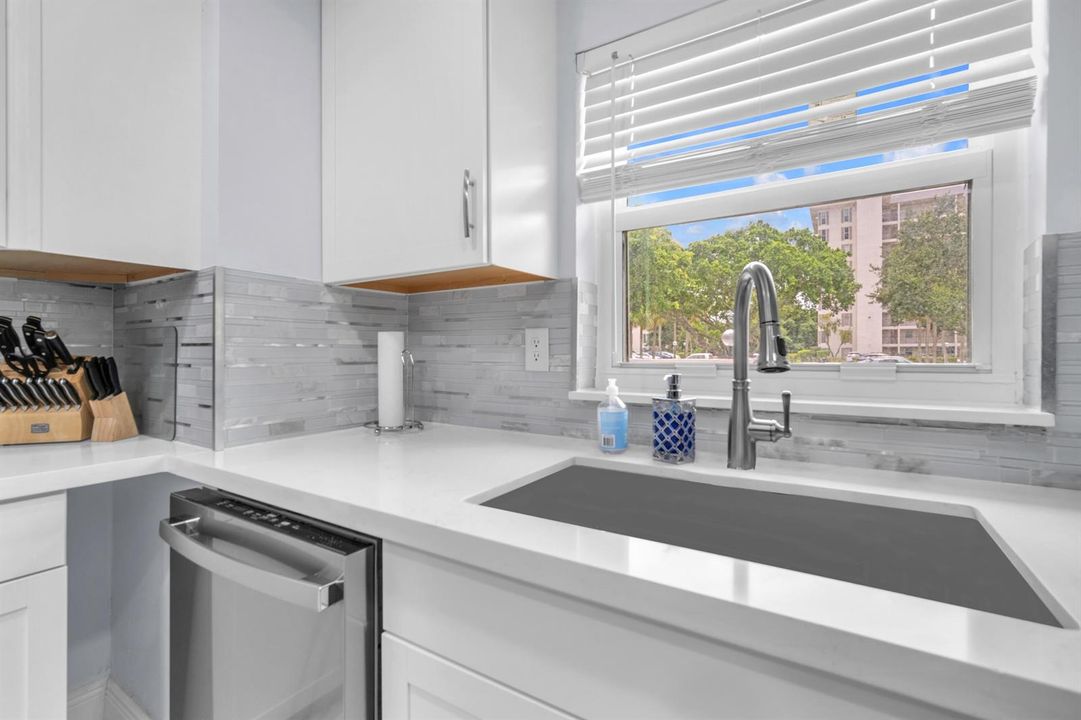 3119 N Palm Aire Kitchen (2)