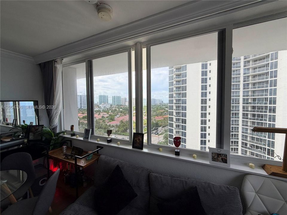 For Rent: $3,300 (0 beds, 1 baths, 370 Square Feet)